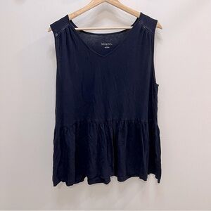 𝅺FLATTERING navy sleeveless top